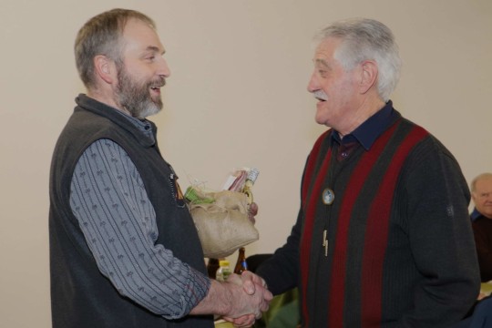 Urs Wüthrich (Verbandspräsident und OK-Präsident gratuliert Peter Kobel  (Bowil) zum Kategoriensieg
