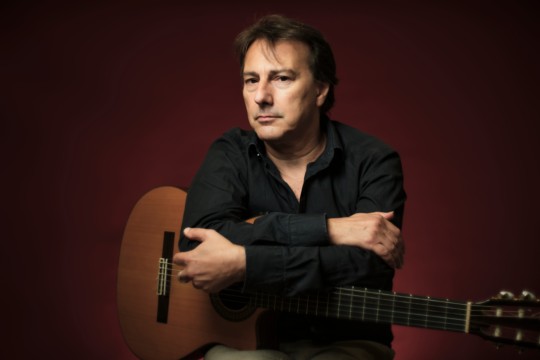 Pippo mitGitarre_Presse.jpg