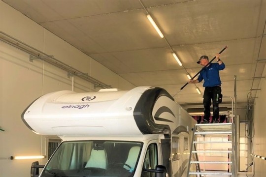 Wohnmobil Lüthi mit Rollgerüst2 310321.jpg