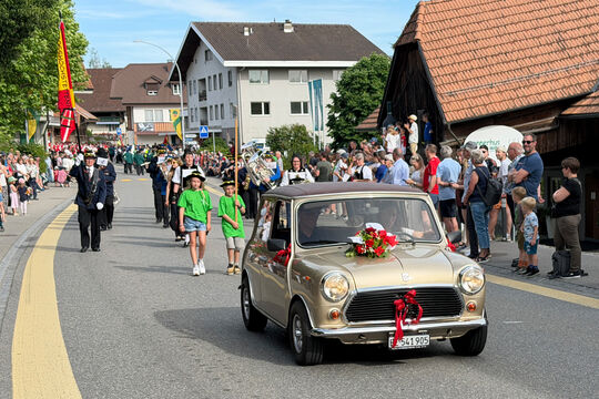 Bild Marschparade und Gesamtchor am Amtsmusiktag Grossh&ouml;chstetten