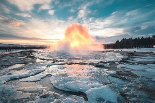 Island-Geysir-Strokkur-Ausbruch.jpg