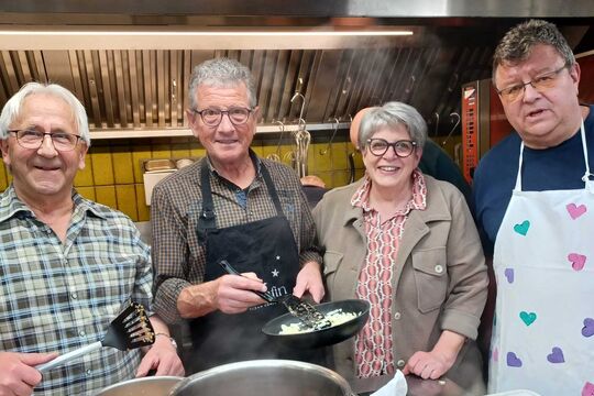 Bild Banker, Bauer und Pfarrer gemeinsam am Herd