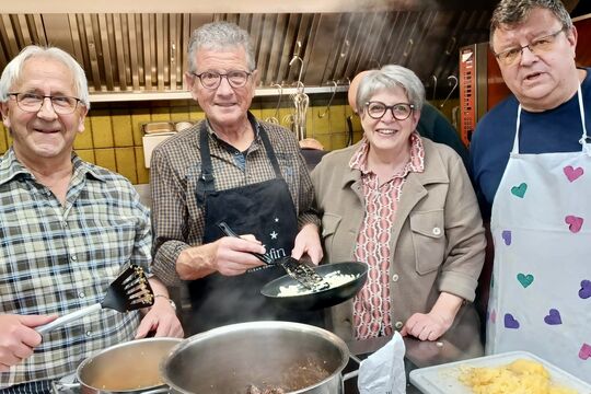 Bild Banker, Bauer und Pfarrer gemeinsam am Herd