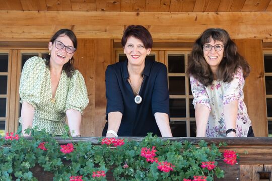 Bild Drei Frauen &uuml;bernehmen gemeinsam