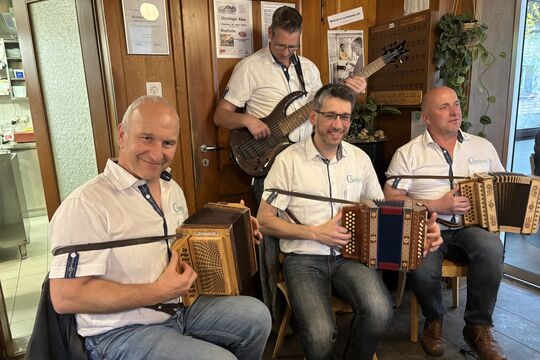 Bild Urchige Abe mit Chuttle u Unterhaltig mit Campagna im R&ouml;ssli Heistrich