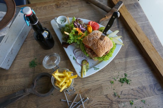 Burger_Pommes_bier.jpg