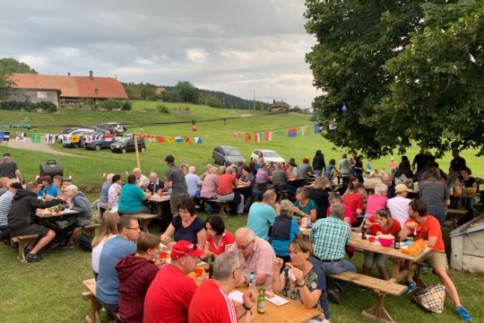Die Dorfbevölkerung an der 1. Augustfeier