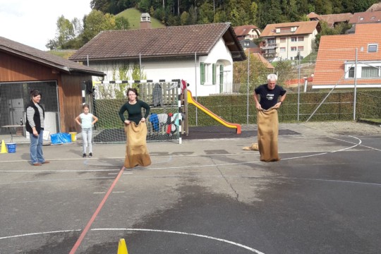 Dorfolympiade; Esther und Pesche beim Sackhüpfen