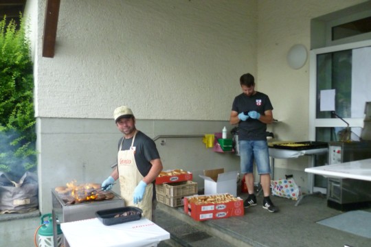 Kochen für die Schule; Stöffu und Urs an Friteuse und Grill