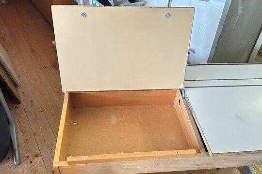 Sch&uuml;lerpult mit Deckel.jpg