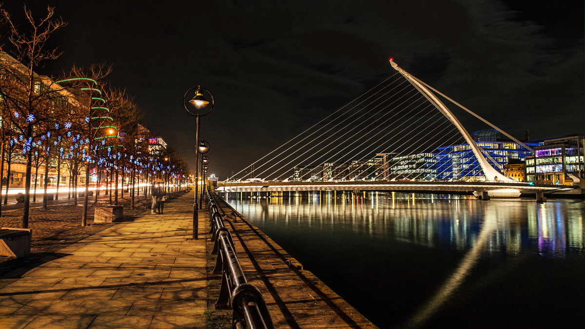 15159-Samuel_Beckett_Bridge_at_Christmas__Dublin_City___c__Failte_Ireland__Ruth_Medjber.jpeg.jpg