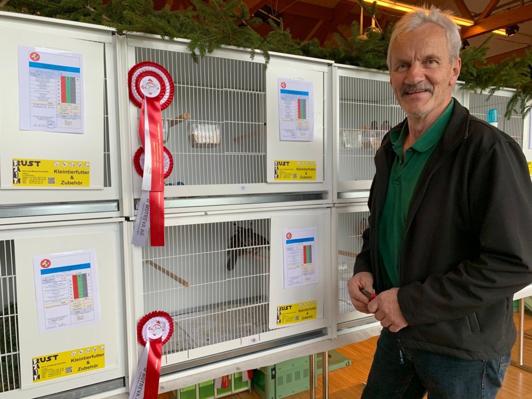 Kategoriensieger Ernst Lempen mit seinen kalifornischen Schopfwachteln