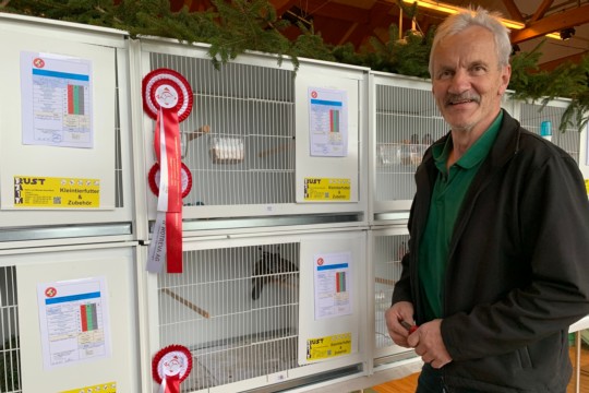 Kategoriensieger Ernst Lempen mit seinen kalifornischen Schopfwachteln