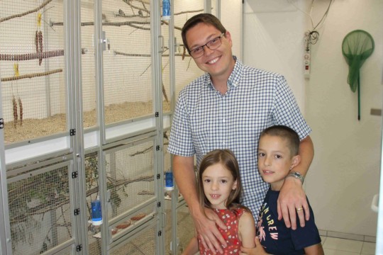 Reto Jordi mit seinen Kindern Michelle und Cedric in seinem Vogelraum