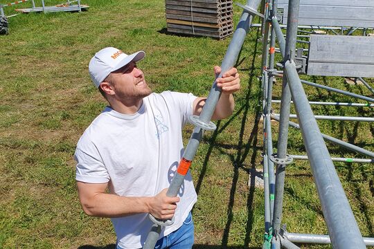 Bild Der Eidgenosse hilft beim Aufbau
