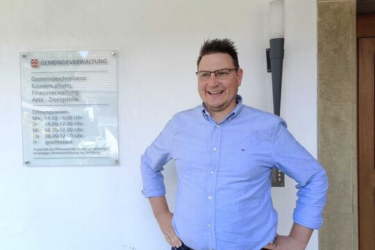 Christof Aeschlimann vor Gemeindehaus