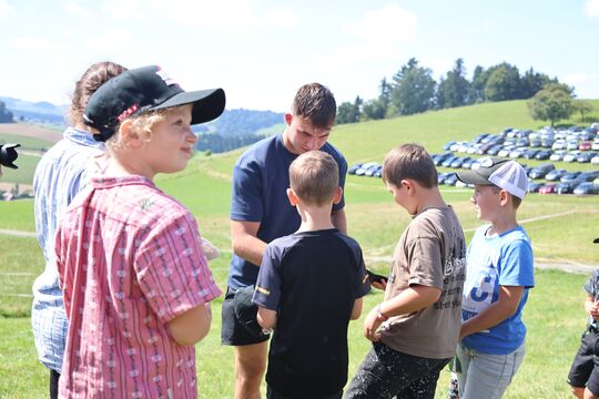 Moser MIchael gibt Autogramme