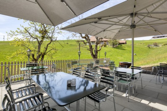Löchlibad_Terrasse-min