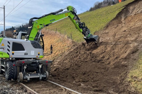 BLS Schienenbagger im Einsatz