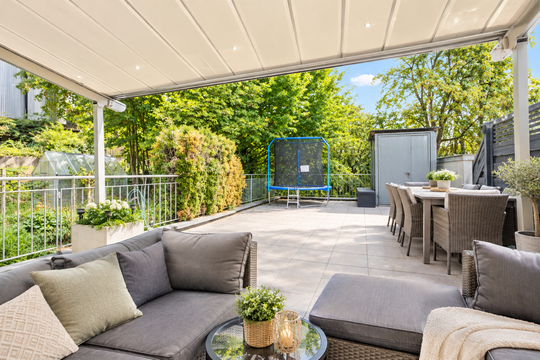 Helle Pergola-Lounge mit Gartenterrasse.png