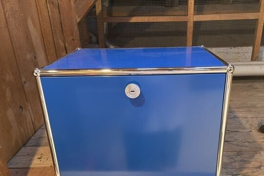 USM W&uuml;rfel_Nachttisch blau.jpeg