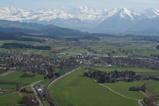 Drohne-ganz-Muensingen-mit-Alpen-9x16-23d1696520c84b0g4f03687f5ccc4d75