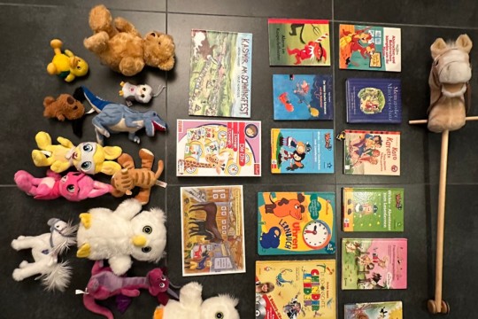 Div Bücher und Plüschtiere.jpg
