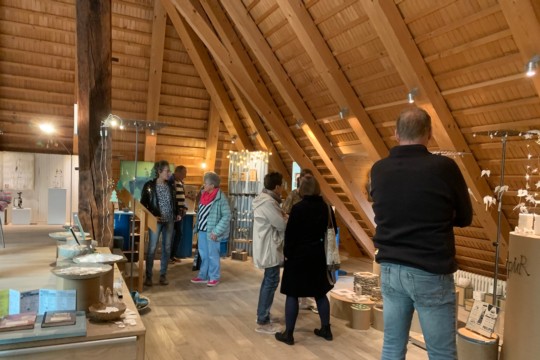Kunstwerke im Dachstock-Ambiente