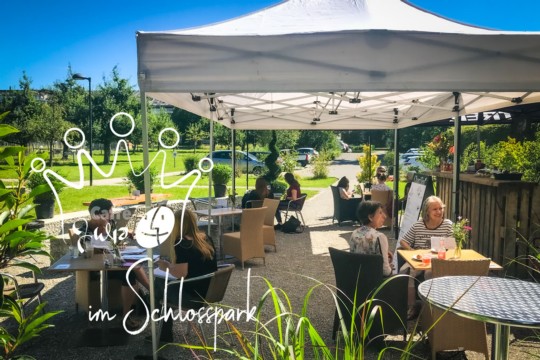 CaffeJuliaImSchlosspark.jpg