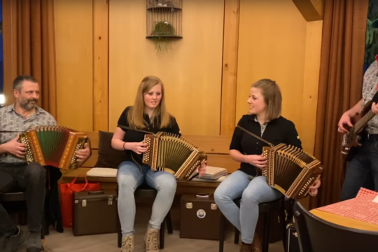 2021-12-22 10_37_34-Im Rüttihubelbad_ Stubete mit den Örgelipeppers - YouTube