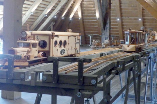 Links die Galloping Goose, rechts der Schienenzeppelin
