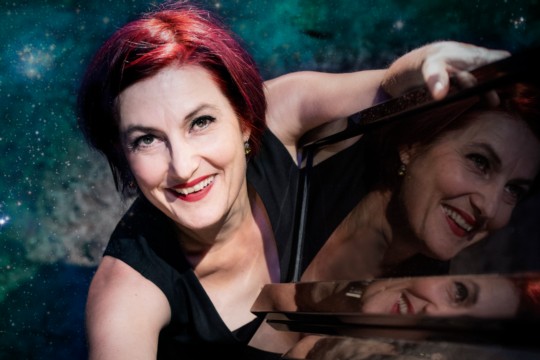 Esther Hasler Lichtjahre Presse-Foto Querformat 1605_3 by Joel Schweizer, frei zur  Veröffentlichung bei Nennung des Fotografen.jpg