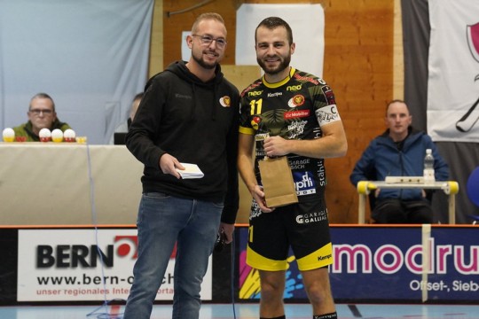 2023-12-02_Tigers-Zug_Ehrung-Simon-Steiner-MVP.jpg