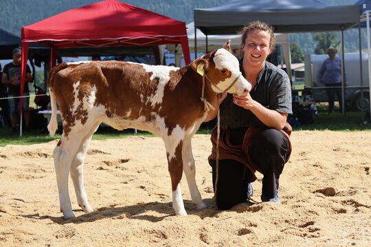 Aktive Siegerin Gäumann Jasmin mit Kalb (2)