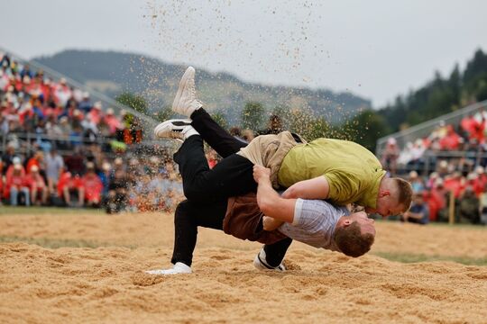 Fabian Stucki (oben) gewinnt im 6. Gang gegen Lukas Tschumi