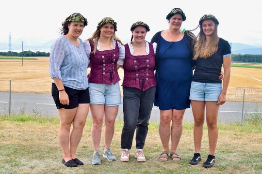 Aktive Kranzerinnen (v.l.) - Gäumann Jasmin (Rang 4), Egli Isabel (2), Suchet Mélissa (Siegerin), Ruch Franziska (3), Linggi Eveline (5)