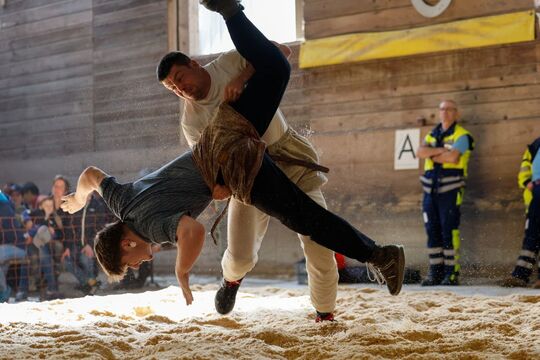 Mika Schüpbach (unten) gegen Philipp Gehrig