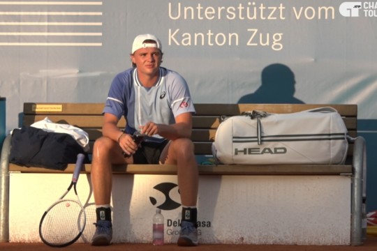 Stricker sitzt stream zug