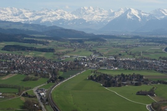 Drohne-ganz-Muensingen-mit-Alpen-9x16-23d1696520c84b0g4f03687f5ccc4d75