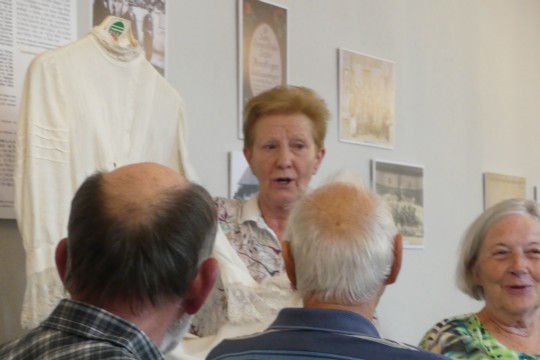 Renate Bigler mit dem Brautkleid ihrer Grossmutter