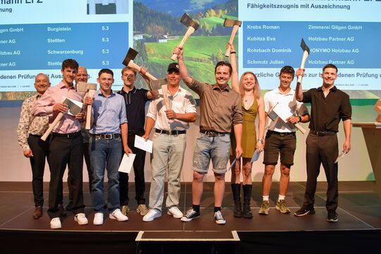 Bild 98 Abschl&uuml;sse im Holzbau gefeiert