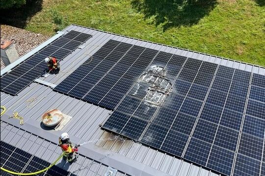 Bild Solarpanels l&ouml;sten den Brand aus
