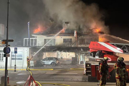 Bild Geb&auml;ude mit Tankstelle in Vollbrand